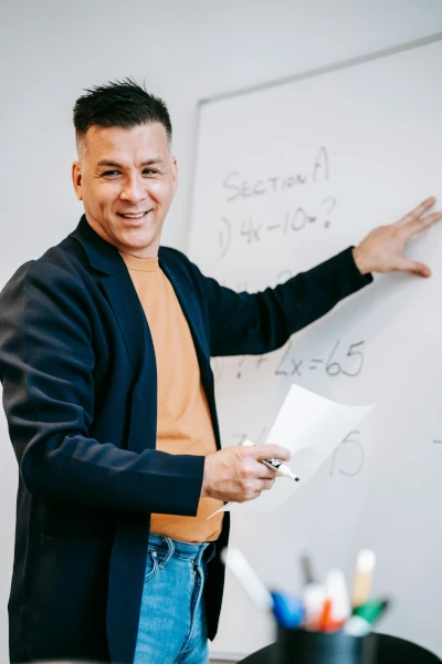 LA PEDAGOGIA CLIL E L’APPRENDIMENTO INTEGRATO DI COMPETENZE LINGUISTICO-COMUNICATIVE E DISCIPLINARI IN LINGUA STRANIERA